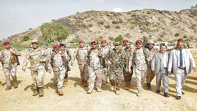 رئيس الأركان يتفقد الوحدات العسكرية في محور حرض